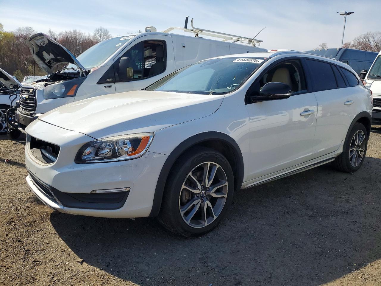 2015 Volvo V60 T5, VIN YV4612HK1F1000646 — Front end