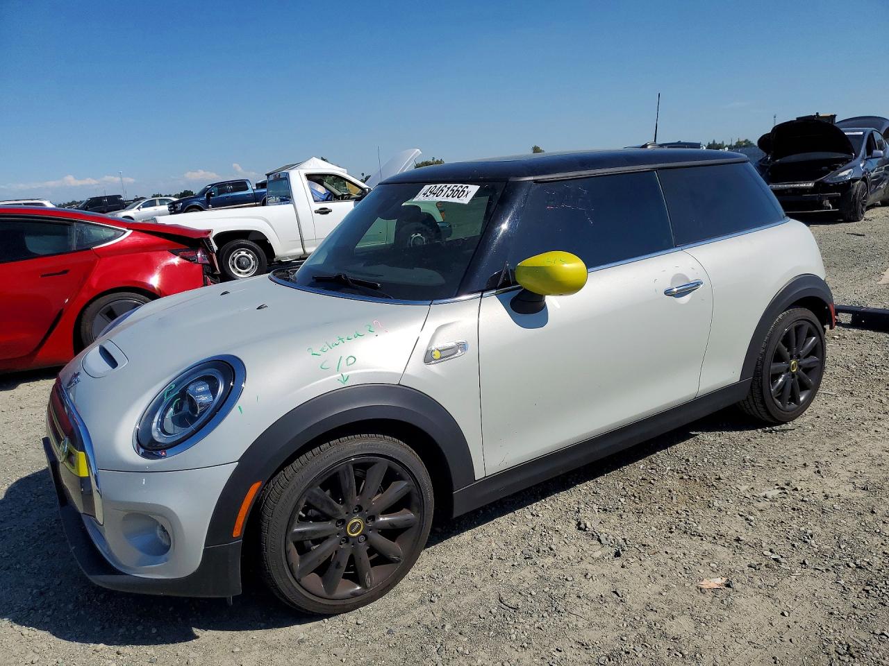 2020 MINI Hardtop Cooper SE, VIN WMWXP3C0XL2M43625 — Бок