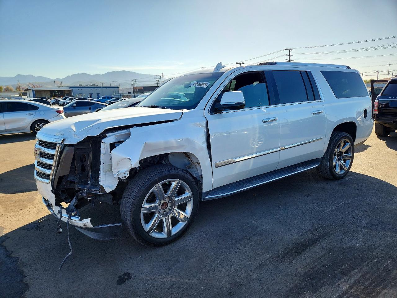 2018 Cadillac Escalade ESV Luxury, VIN 1GYS3HKJ3JR346846 — Front end