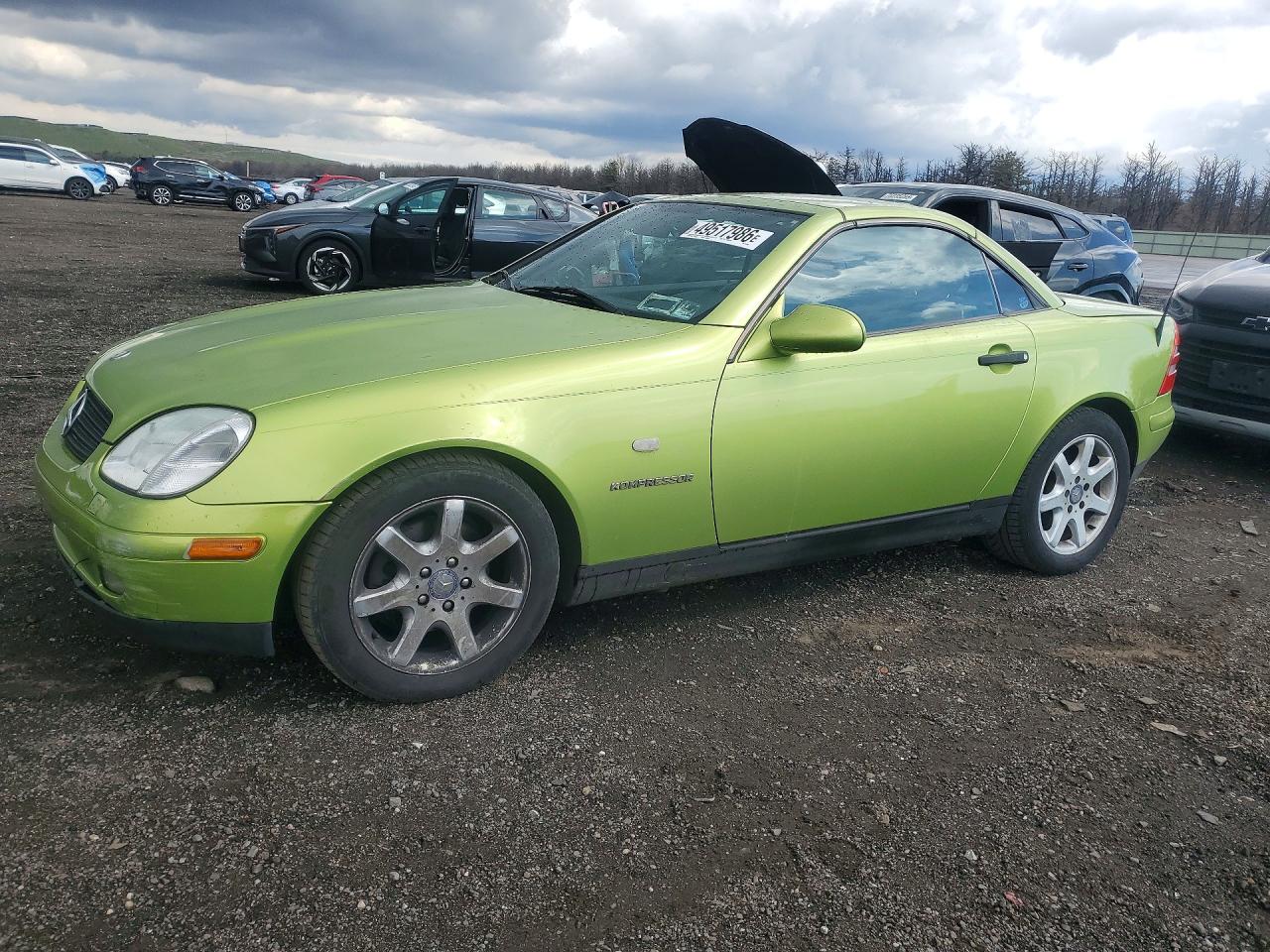 2000 Mercedes-Benz SLK 230 Kompressor, VIN WDBKK47F0YF144899 — Front end