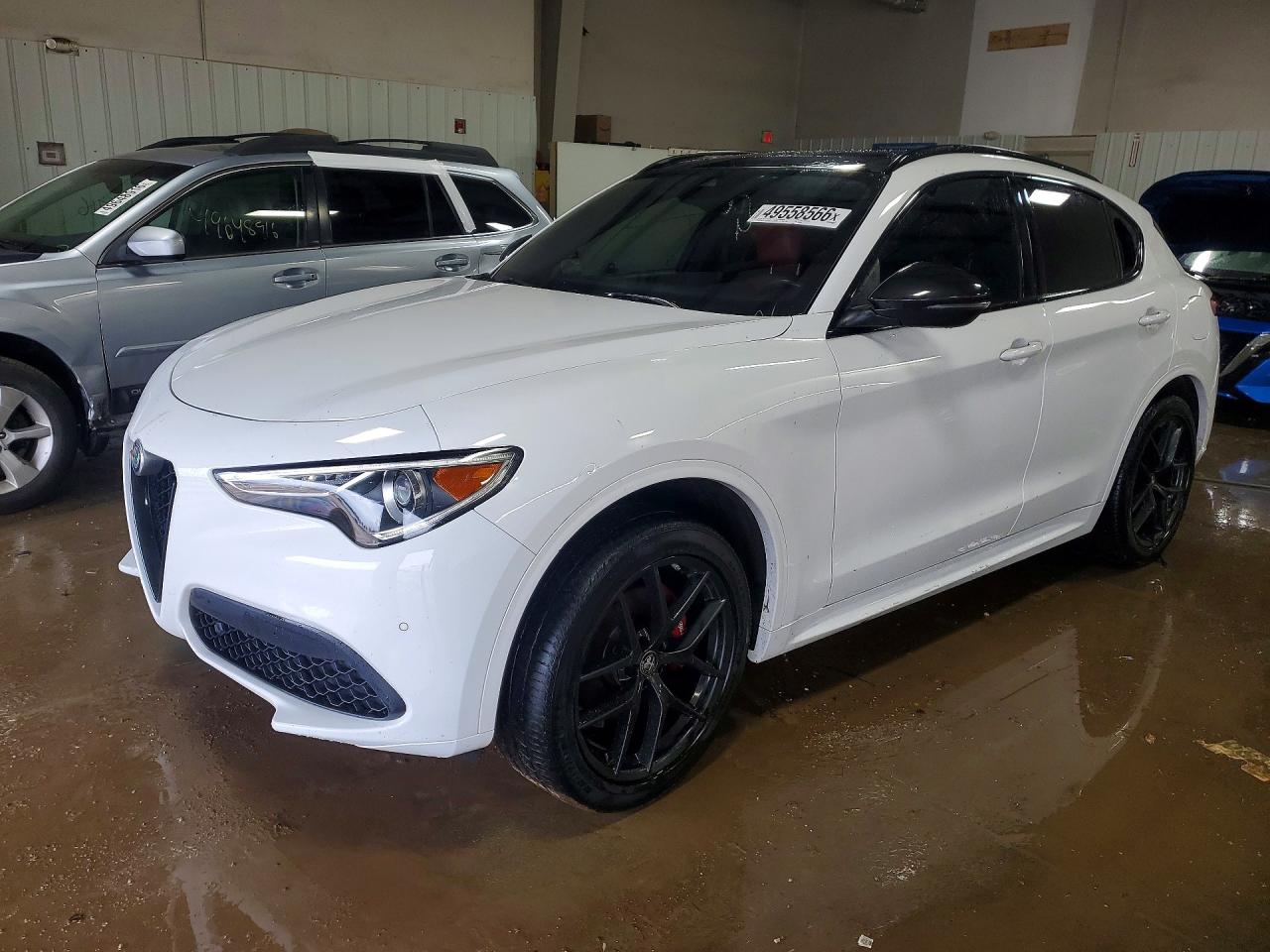 2020 Alfa Romeo Stelvio Ti Sport, VIN ZASPAKBN4L7C95848 — Бок