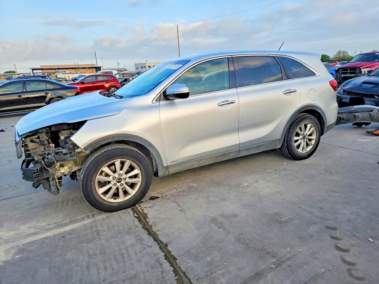 2019 Kia Sorento LX, VIN 5XYPG4A52KG481555 — Front end