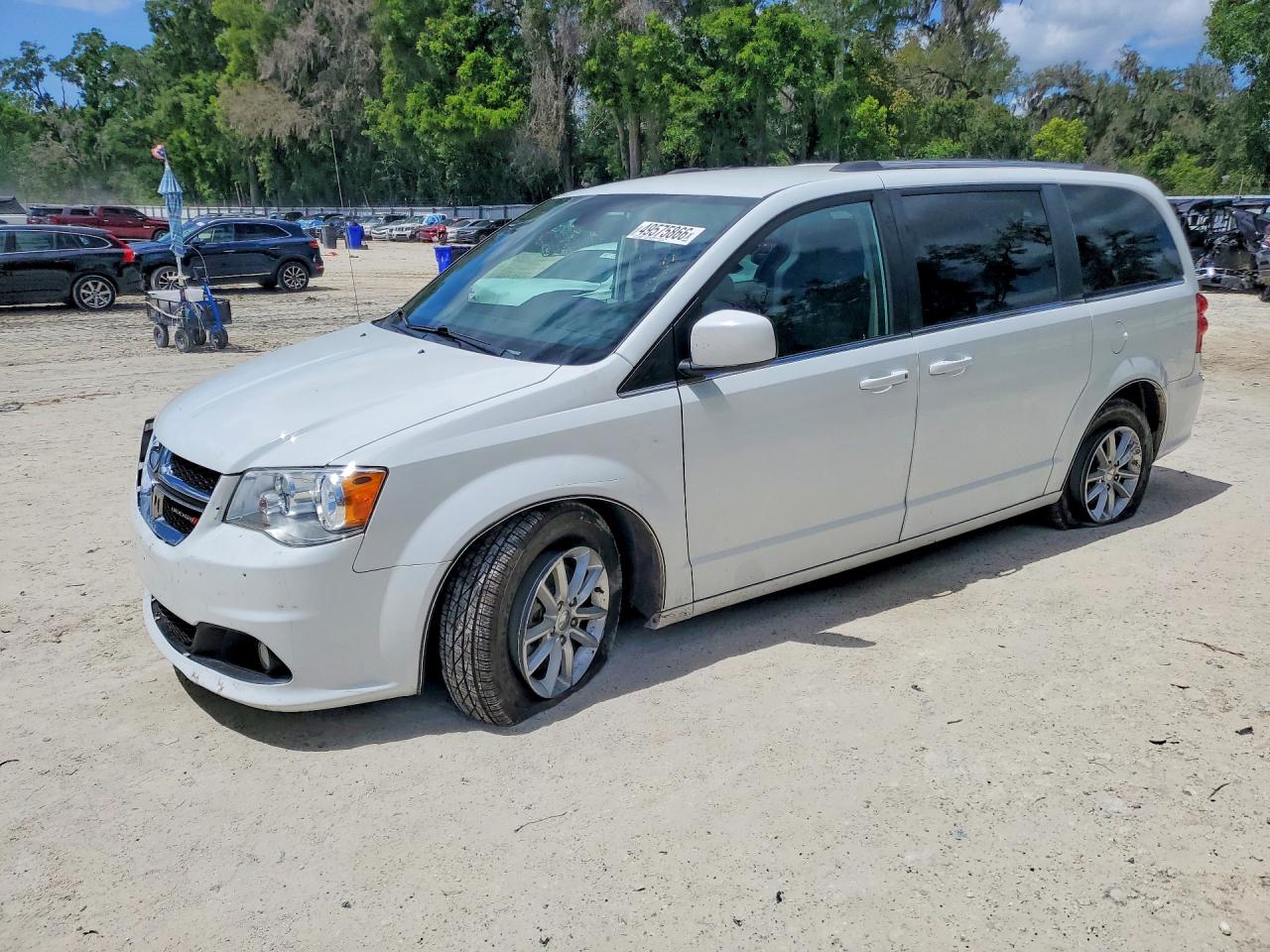 2020 Dodge Grand Caravan SXT, VIN 2C4RDGCG9LR154200 — Front end