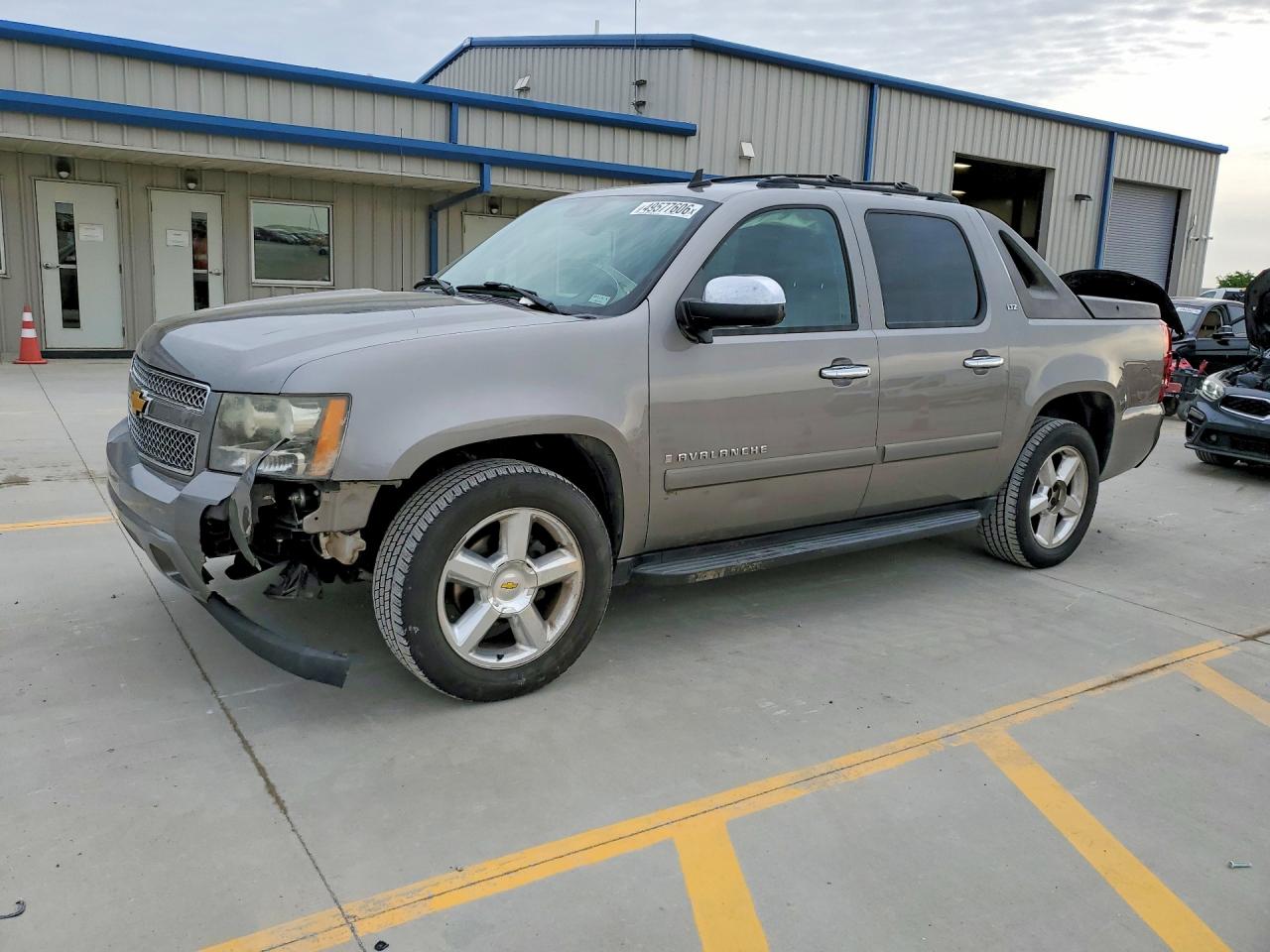 2008 Chevrolet Avalanche LS, VIN 3GNFK123X8G160516 — Front end