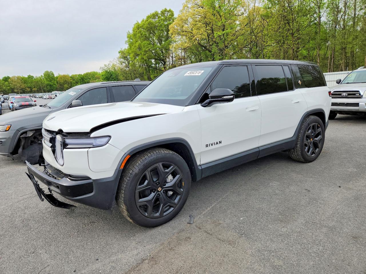 2025 Rivian R1S Adventure, VIN 7PDSGBBA2SN055358 — Front end