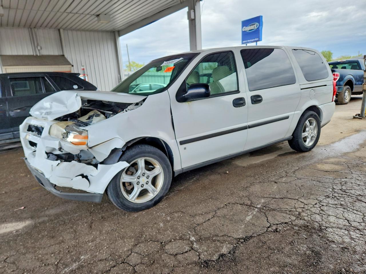 2008 Chevrolet Uplander LS, VIN 1GNDV23168D104832 — Front end