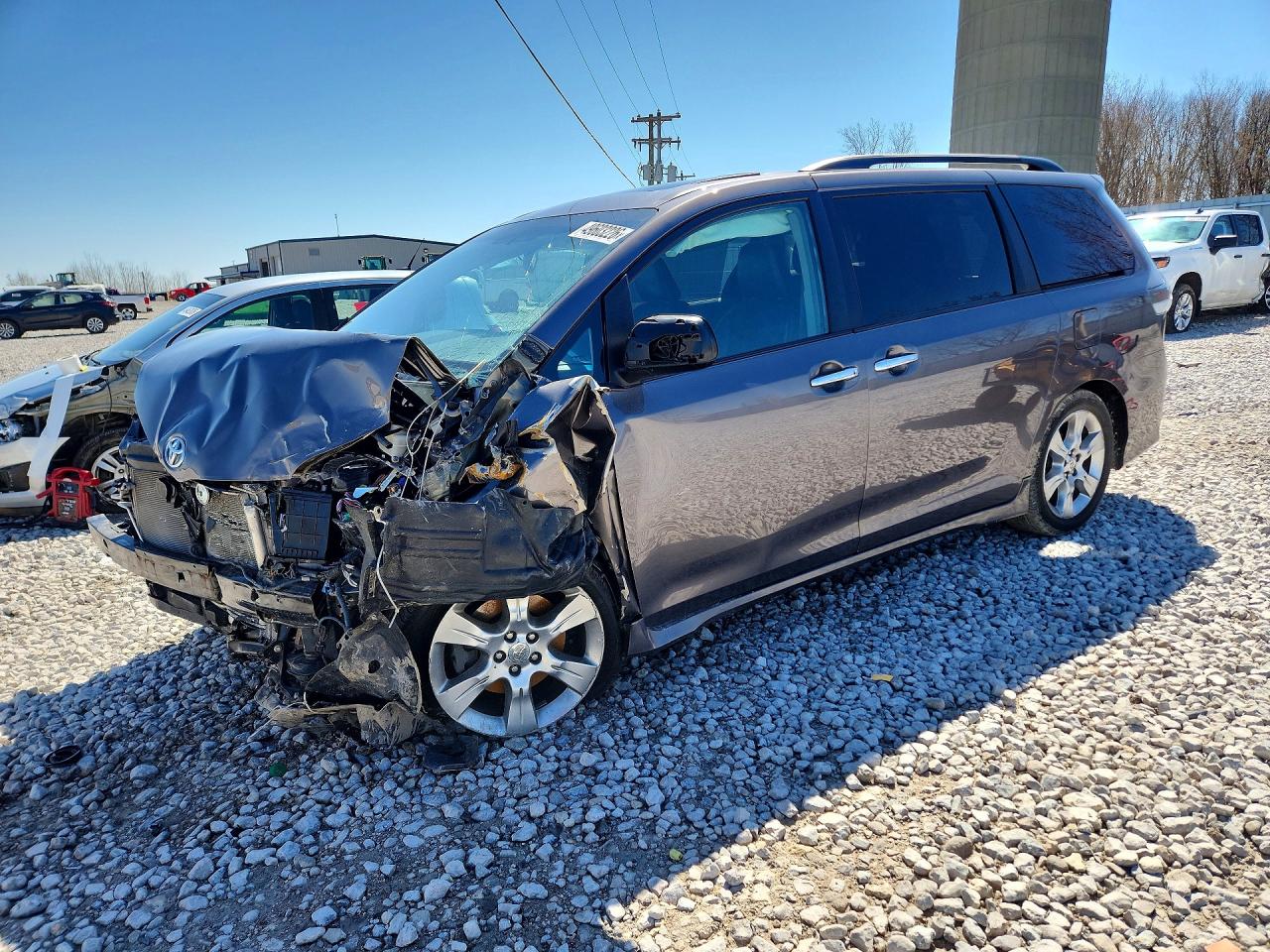 2013 Toyota Sienna SE, VIN 5TDXK3DC5DS298188 — Front end