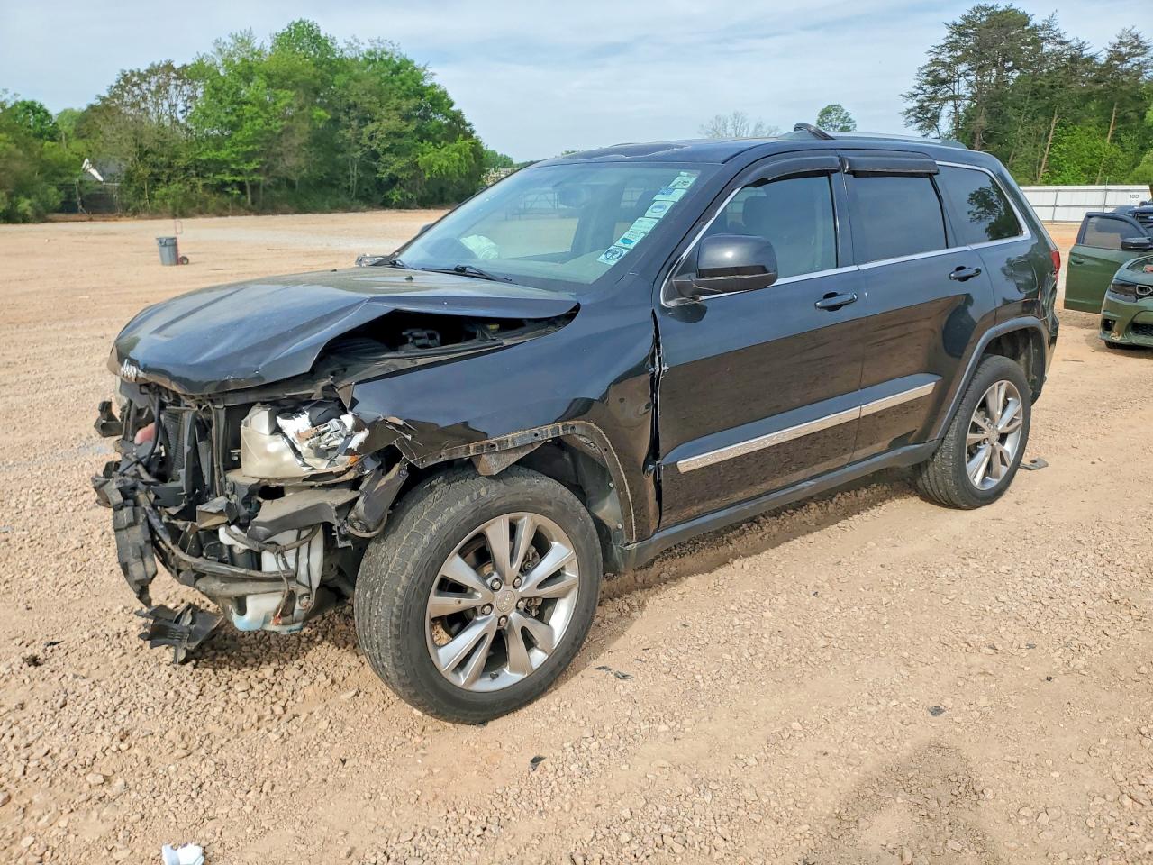 2013 Jeep Grand Cherokee Laredo, VIN 1C4RJFAG3DC636354 — Front end
