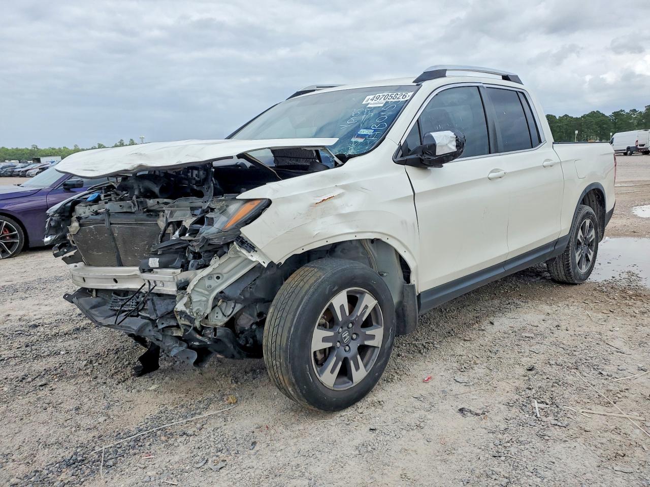 2017 Honda Ridgeline RTL-T, VIN 5FPYK3F62HB015517 — Front end
