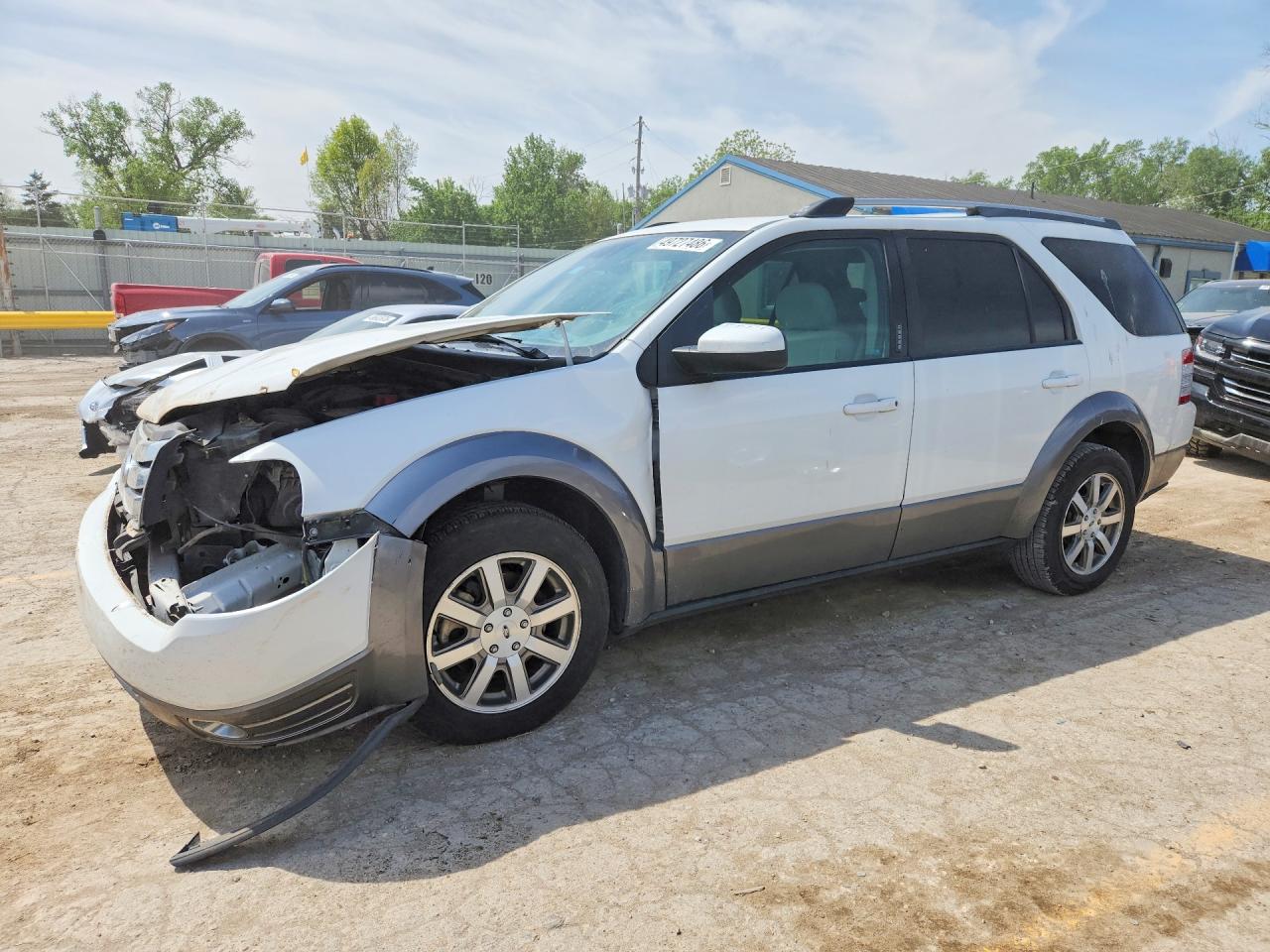 2008 Ford Taurus X SEL, VIN 1FMDK02WX8GA43465 — Front end