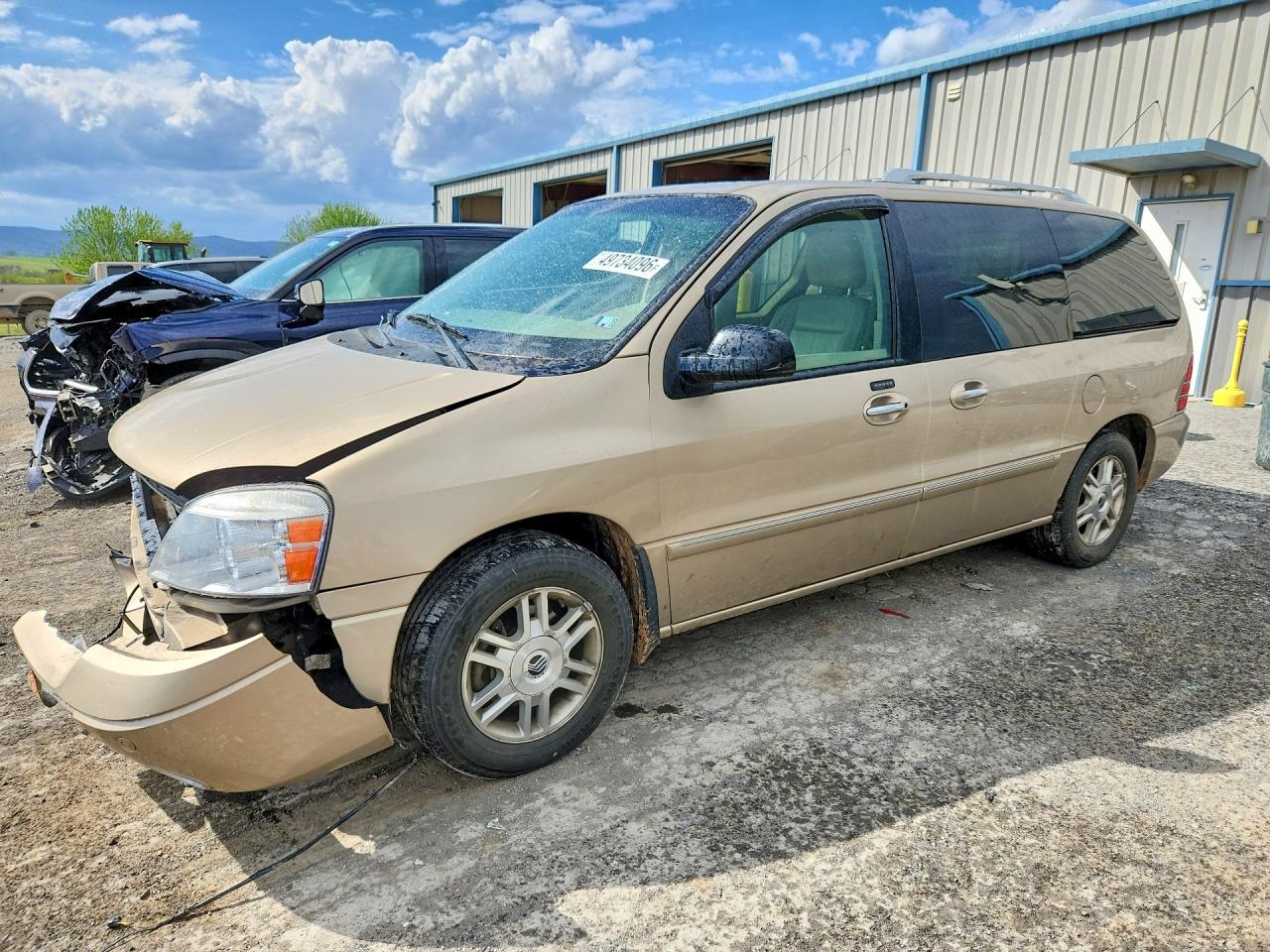 2007 Mercury Monterey Luxury, VIN 2MRDA222X7BJ00900 — Front end