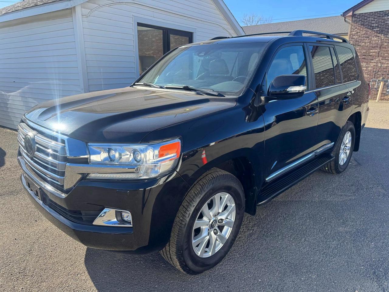 2019 Toyota Land Cruiser, VIN JTMCY7AJ6K4084410 — Minor dents and scratches