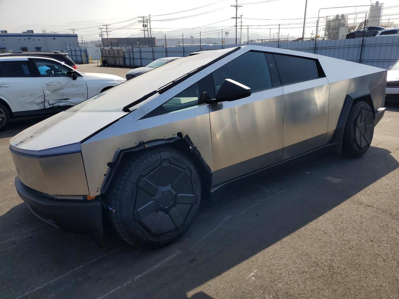 2026 Tesla Cybertruck Premium, VIN 7G2CEHED1TA091028 — Front end