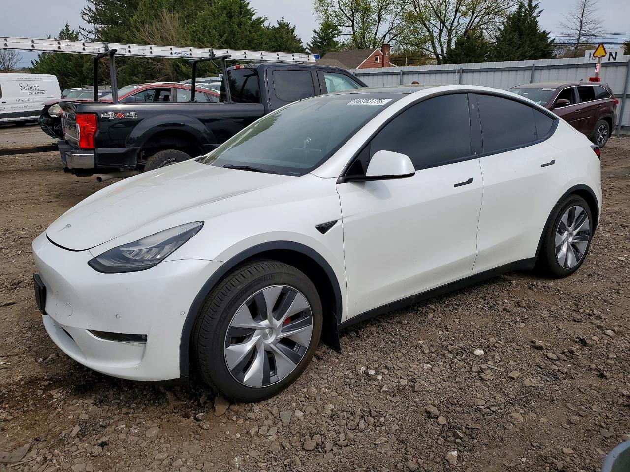 2021 Tesla Model Y Long Range, VIN 5YJYGAEE3MF191025 — Side