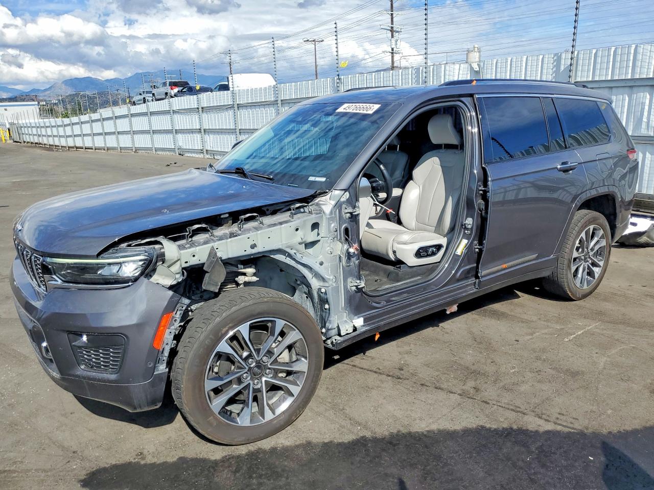 2022 Jeep Grand Cherokee Overland, VIN 1C4RJKDG2N8537050 — Side