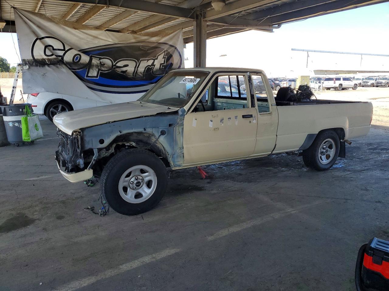 1986 Toyota Pickup, VIN JT4RN70D5G0009016 — Front end