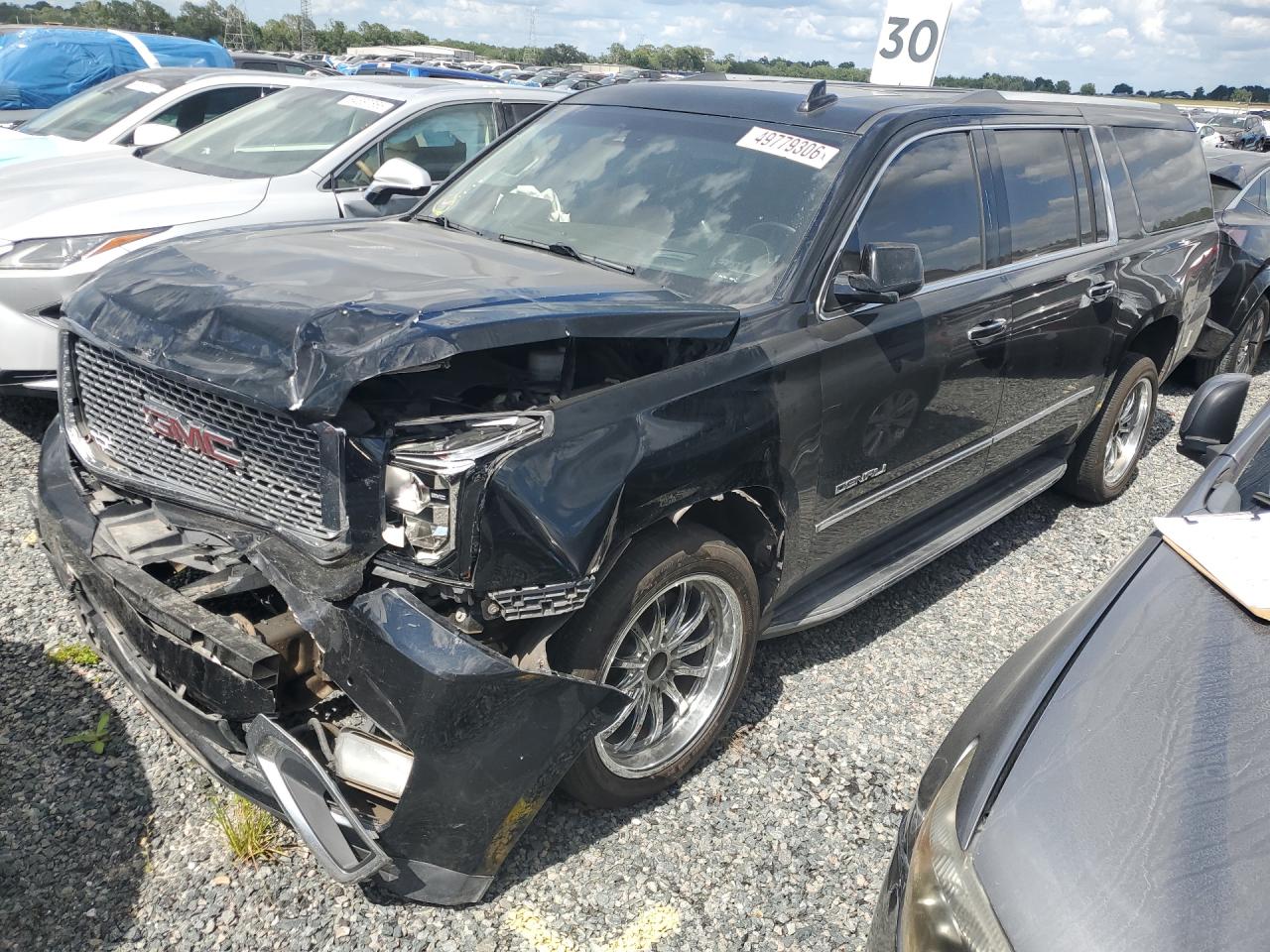2017 GMC Yukon XL Denali, VIN 1GKS2HKJ9HR125131 — Front end