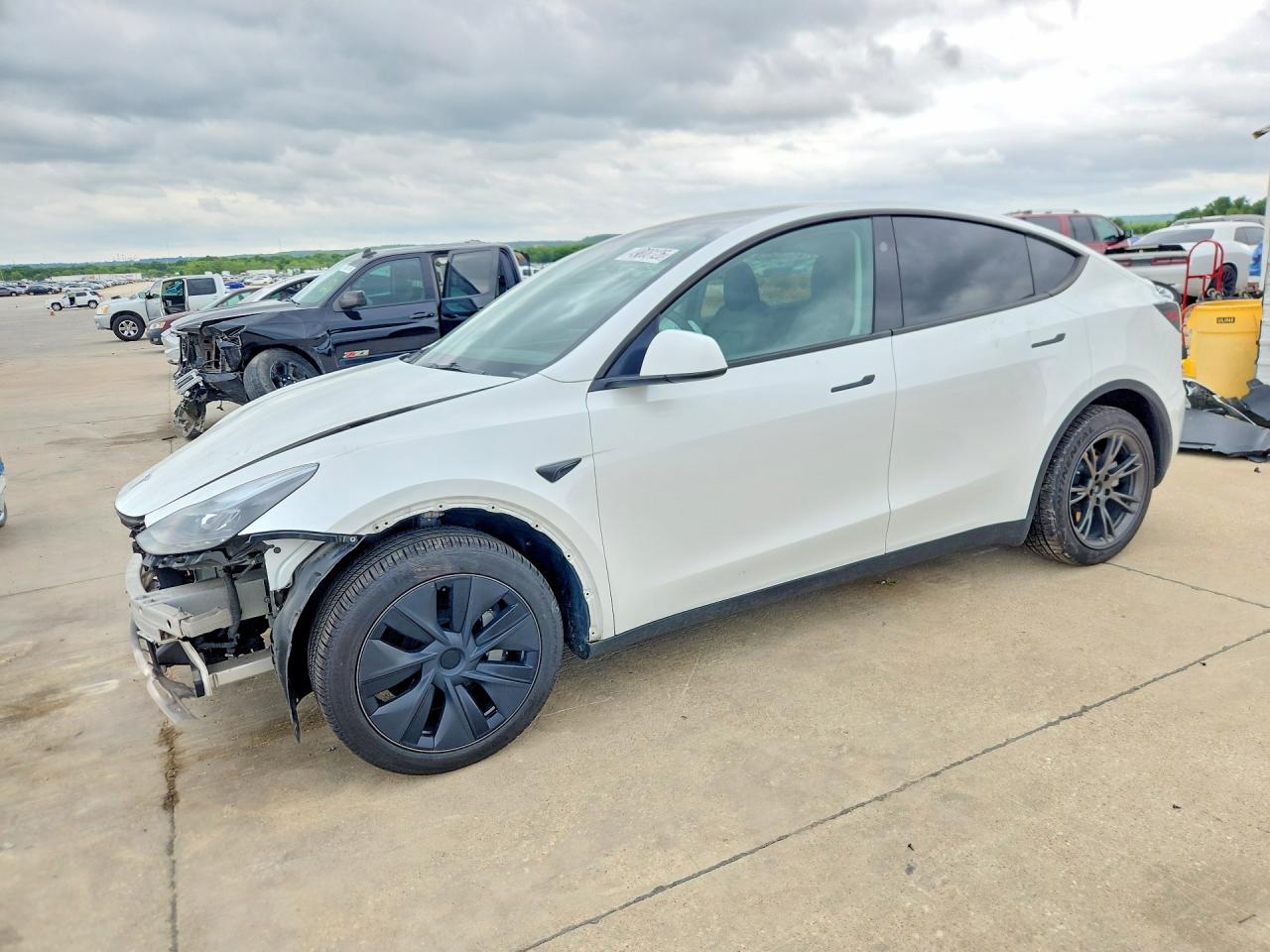 2024 Tesla Model Y Long Range, VIN 7SAYGDEE3RA333415 — Front end