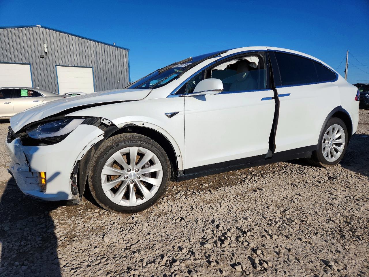 2019 Tesla Model X 75D, VIN 5YJXCAE21KF191082 — Front end