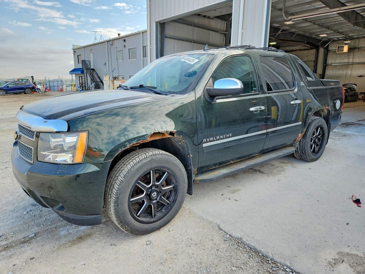 2013 Chevrolet Avalanche LTZ, VIN 3GNTKGE75DG261638 — Front end