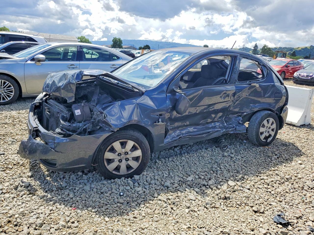 2011 Hyundai Accent GS, VIN KMHCM3AC2BU200199 — Бок