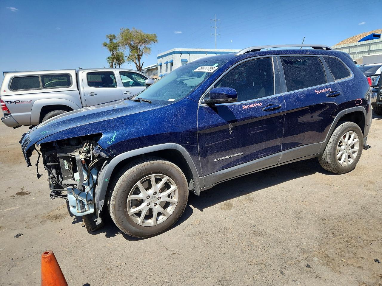 2016 Jeep Cherokee Latitude, VIN 1C4PJMCS5GW335245 — Front end