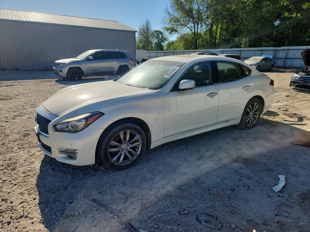 2019 Infiniti Q70 Luxe, VIN JN1BY1AR6KM585203 — Rear end