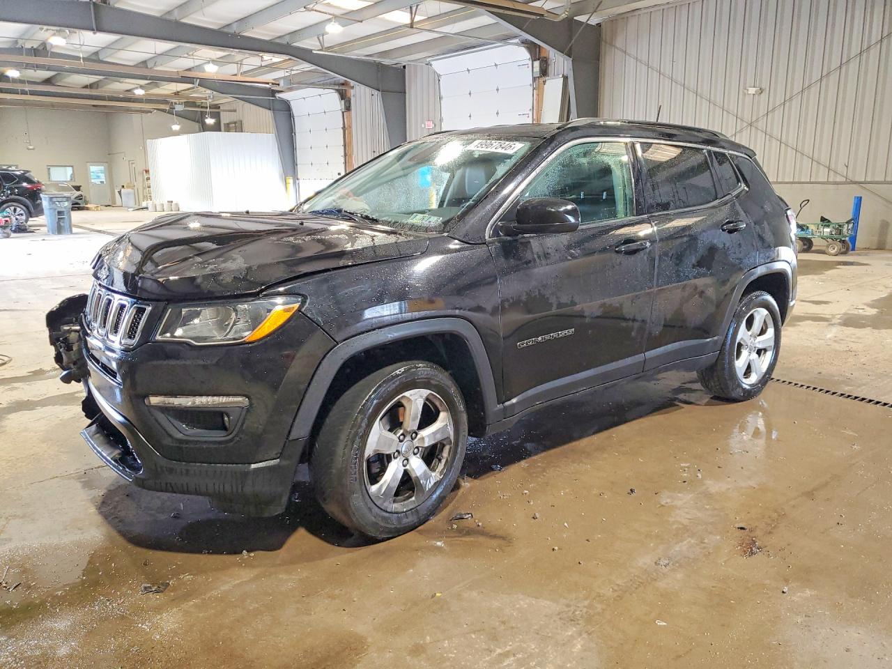 2018 Jeep Compass Latitude, VIN 3C4NJDBB7JT138695 — Front end