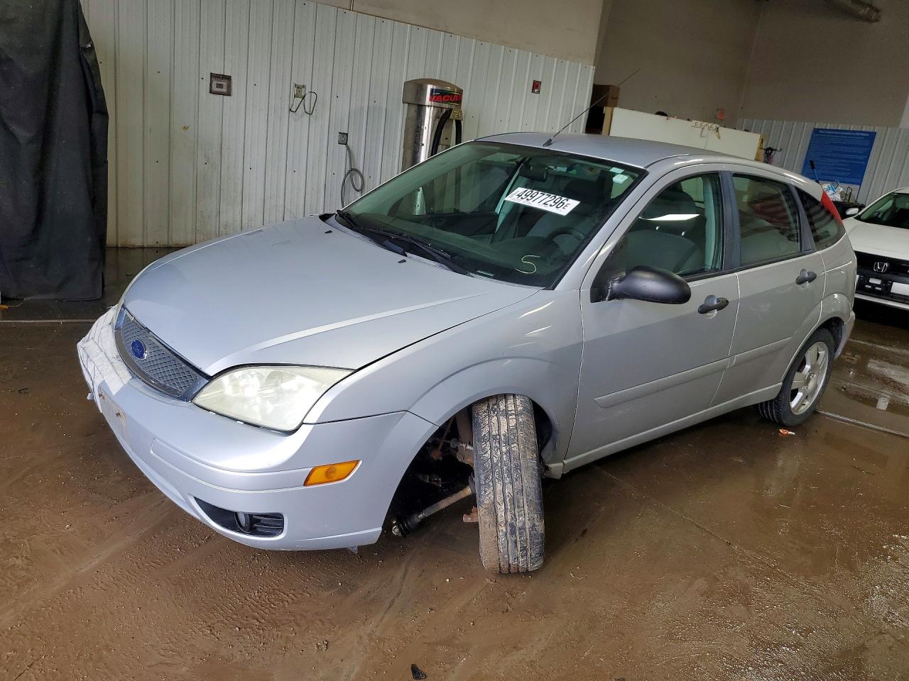 2005 Ford Focus S, VIN 3FAFP37N85R110073 — Side