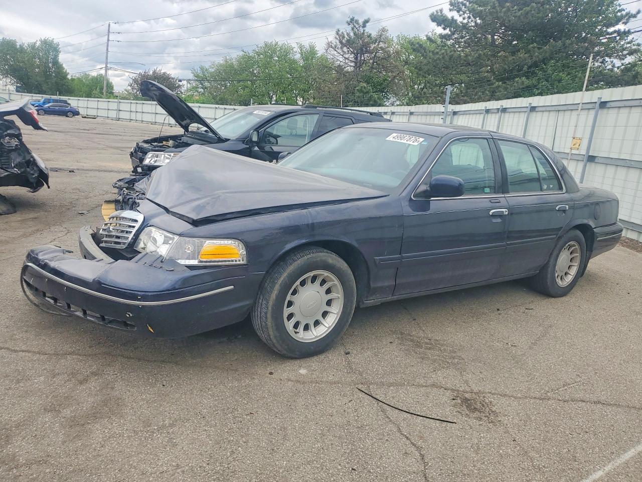 2001 Ford Crown Victoria LX, VIN 2FAFP74W71X181569 — Front end
