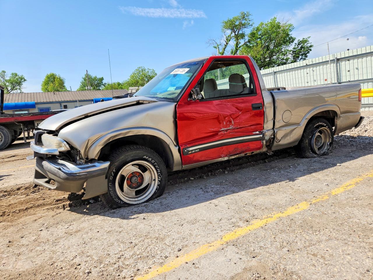 2002 Chevrolet S-10 LS, VIN 1GCCS145928119432 — Front end
