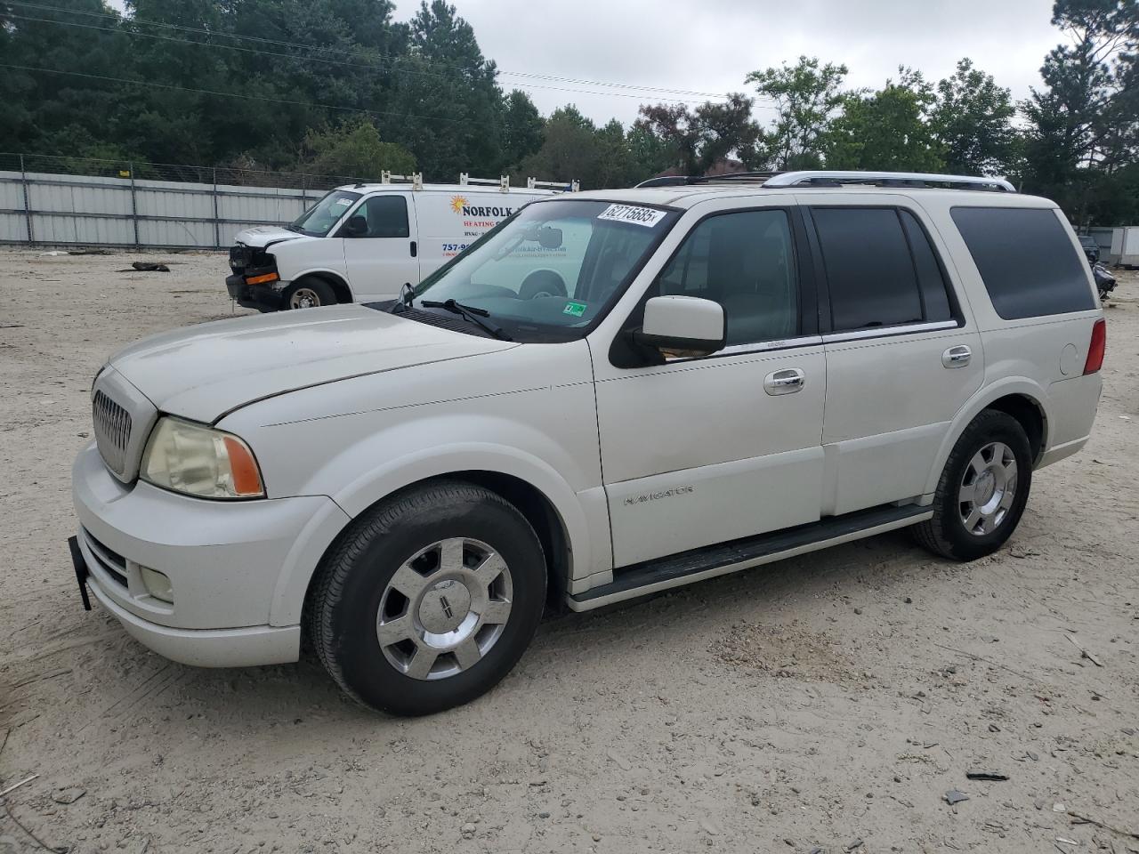2005 Lincoln Navigator Luxury, VIN 5LMFU28525LJ21993 — Side