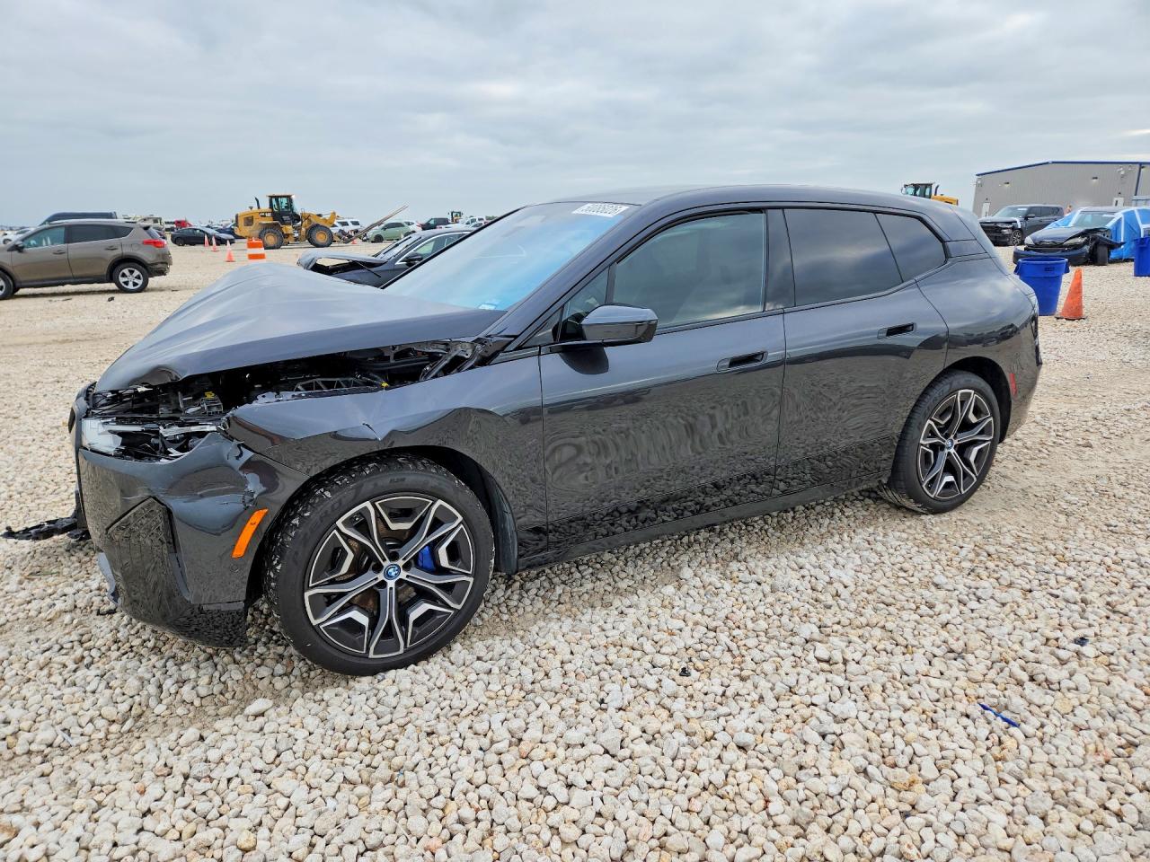 2024 BMW iX xDrive50, VIN WB523CF01RCR56071 — Перед