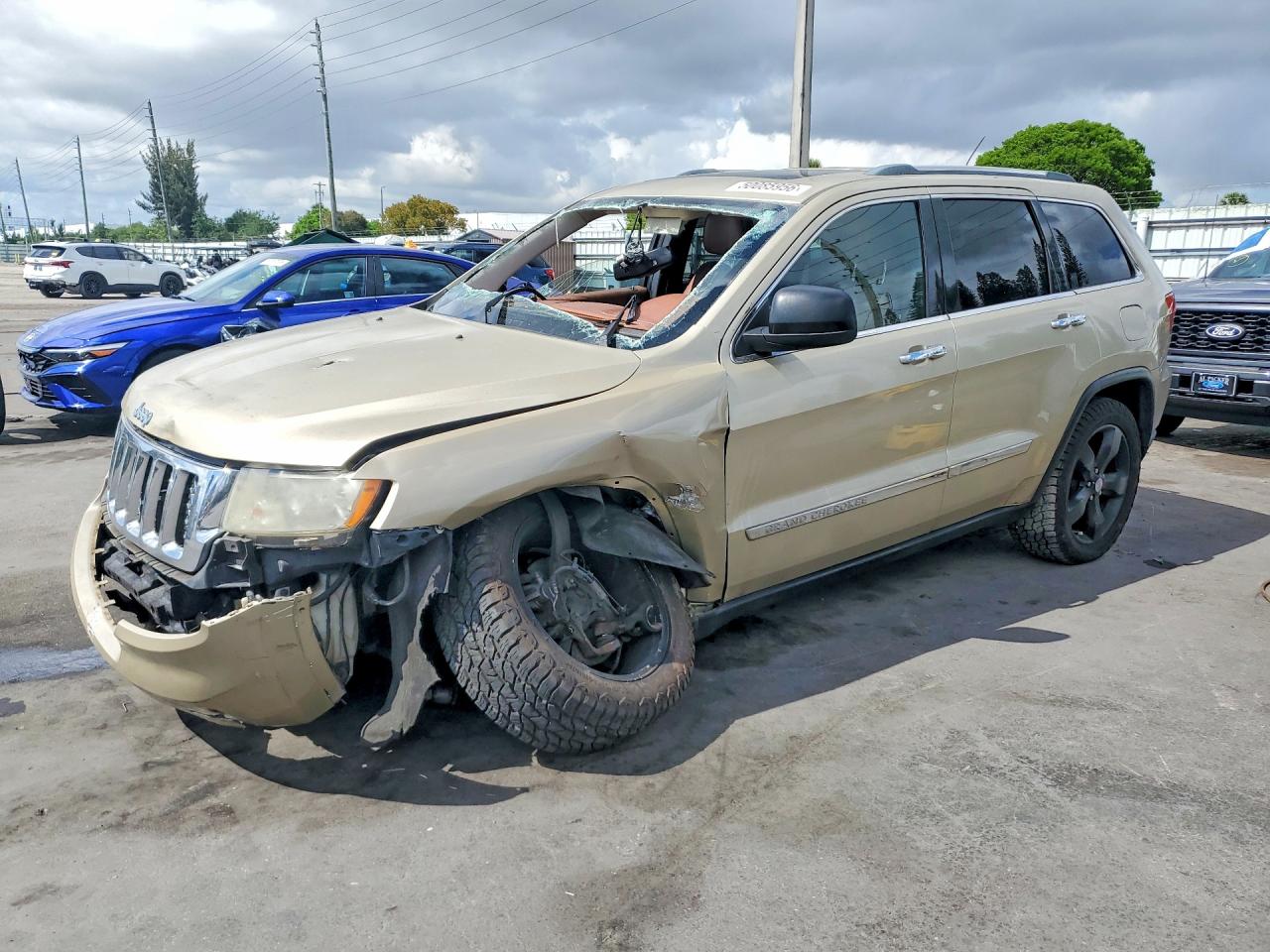 2011 Jeep Grand Cherokee Overland Summit, VIN 1J4RS6GT8BC626542 — Side