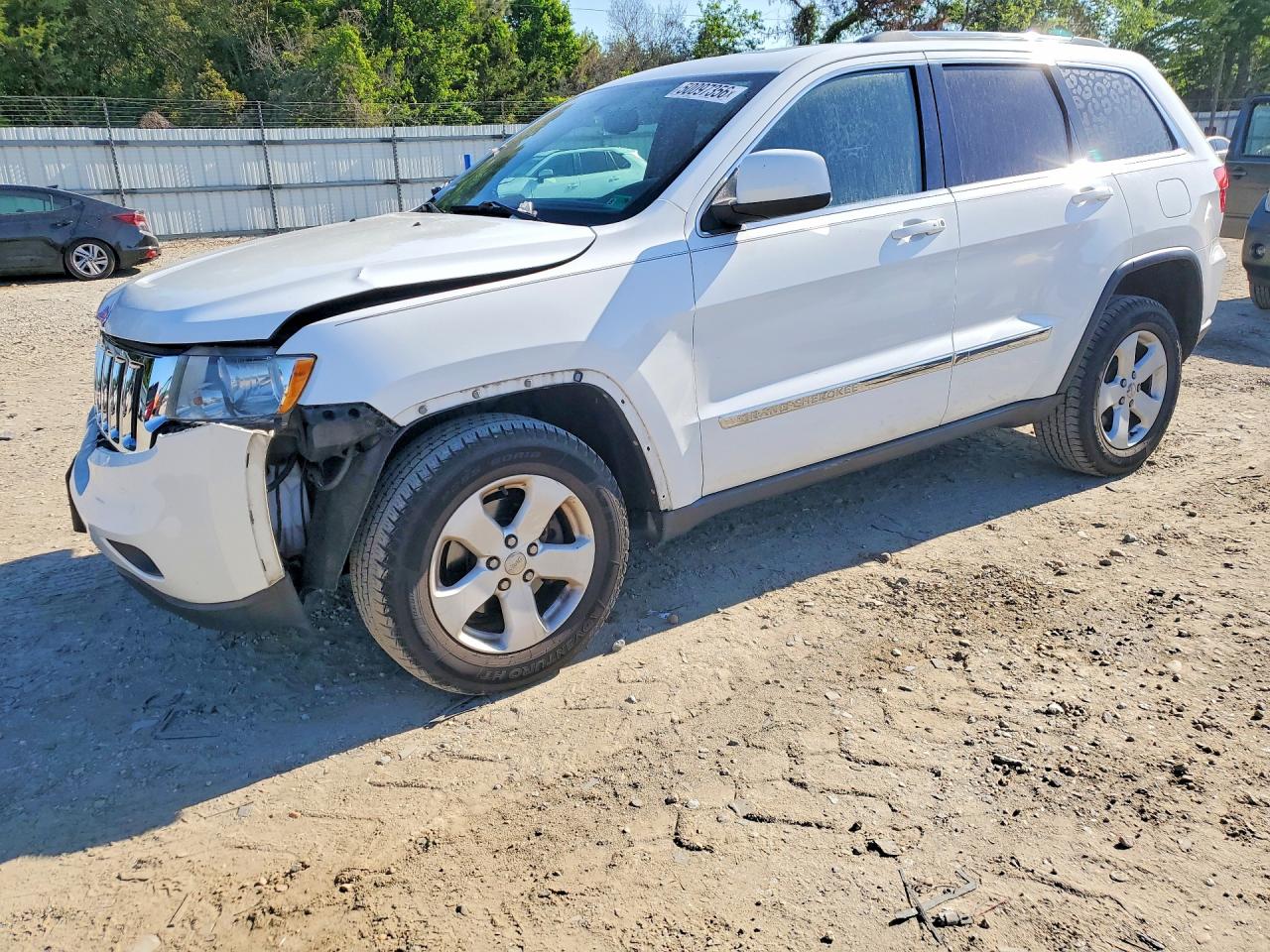 2013 Jeep Grand Cherokee Laredo, VIN 1C4RJFAG2DC634451 — Front end