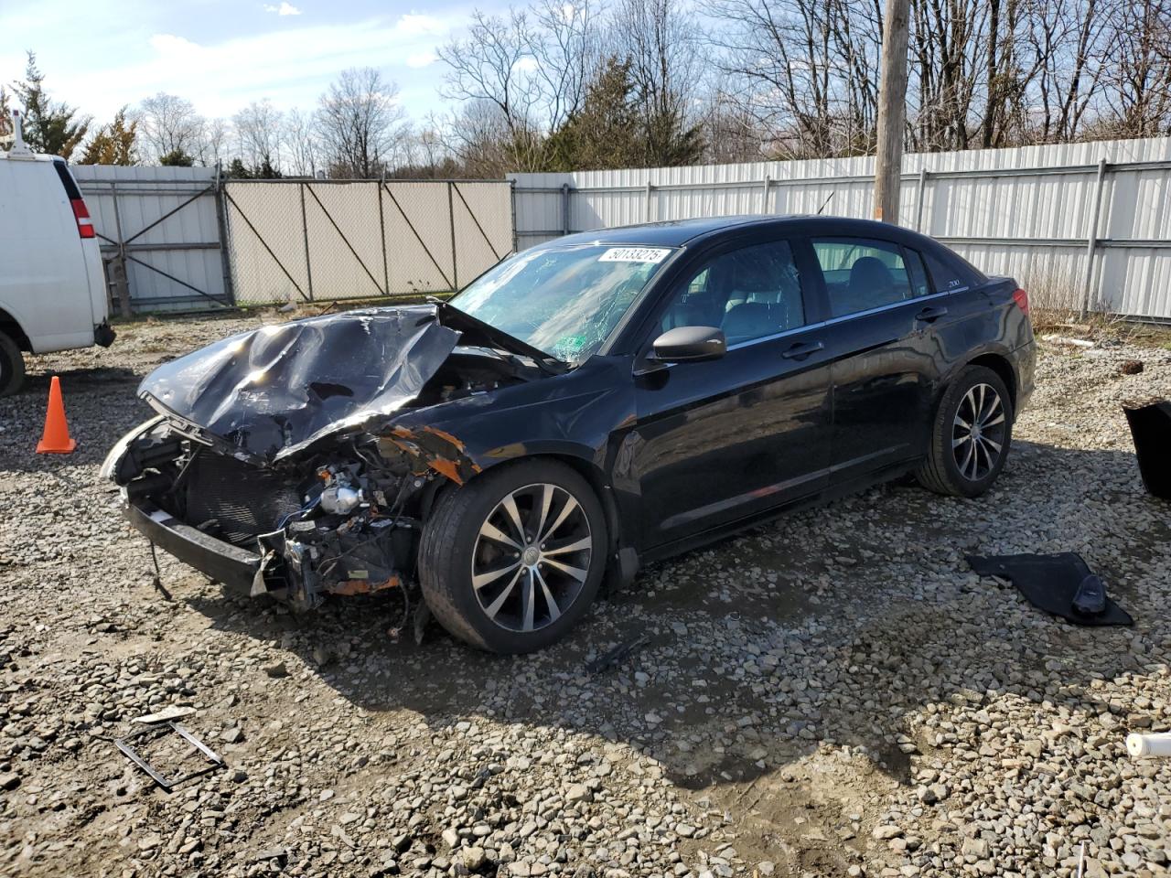 2013 Chrysler 200 Limited, VIN 1C3CCBCGXDN523600 — Front end