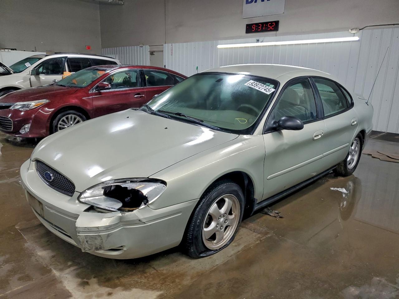 2005 Ford Taurus SE, VIN 1FAFP53295A204318 — Фото с аукциона 1 of 12