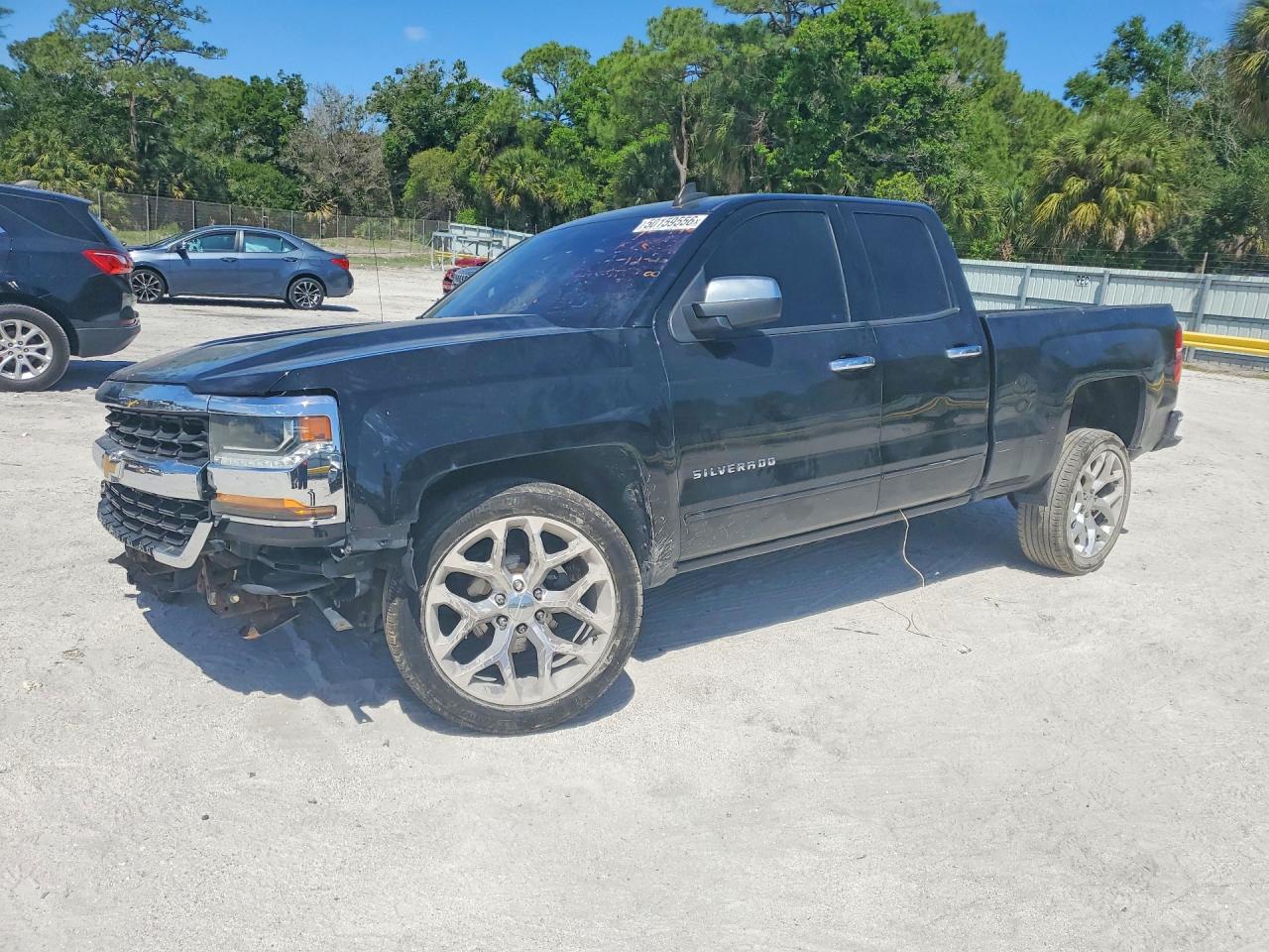 2018 Chevrolet Silverado 1500 LT, VIN 1GCRCREHXJZ122900 — Front end