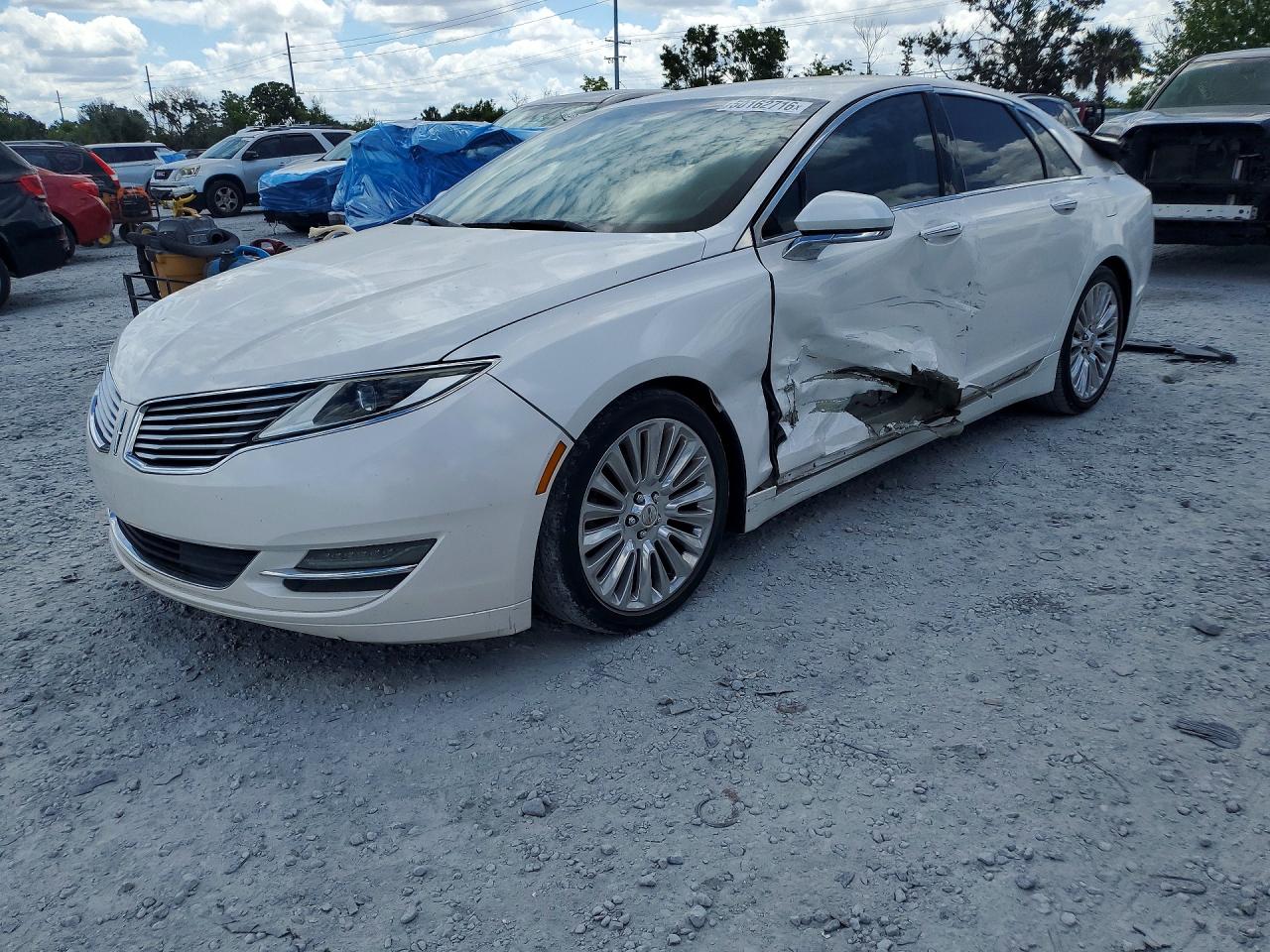 2015 Lincoln MKZ, VIN 3LN6L2G91FR620202 — Side