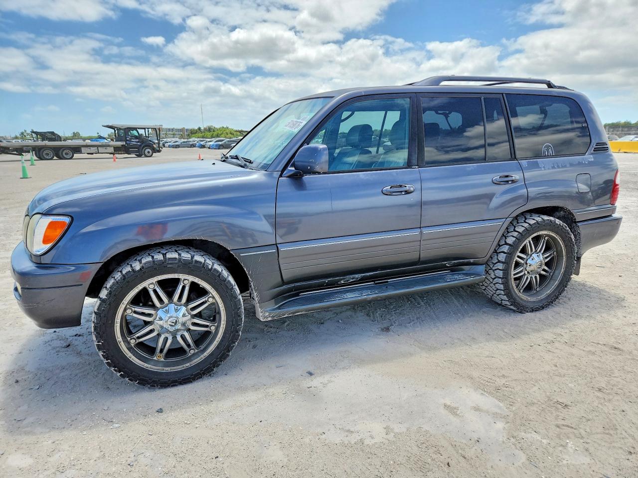2005 Lexus LX 470, VIN JTJHT00W453549086 — Rear end