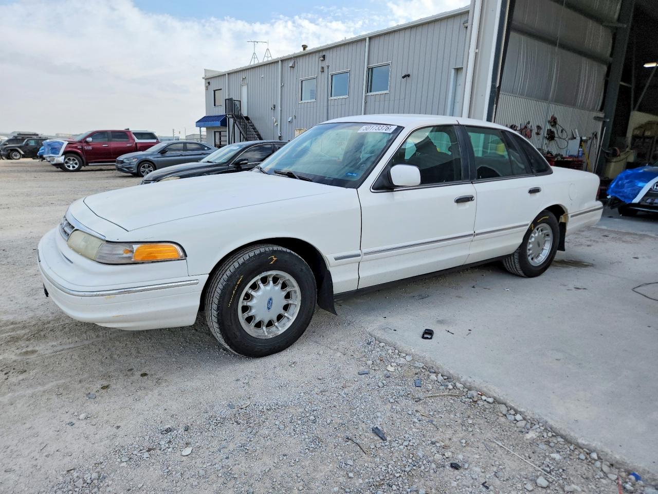 1996 Ford Crown Victoria LX, VIN 2FALP74W3TX214265 — Side