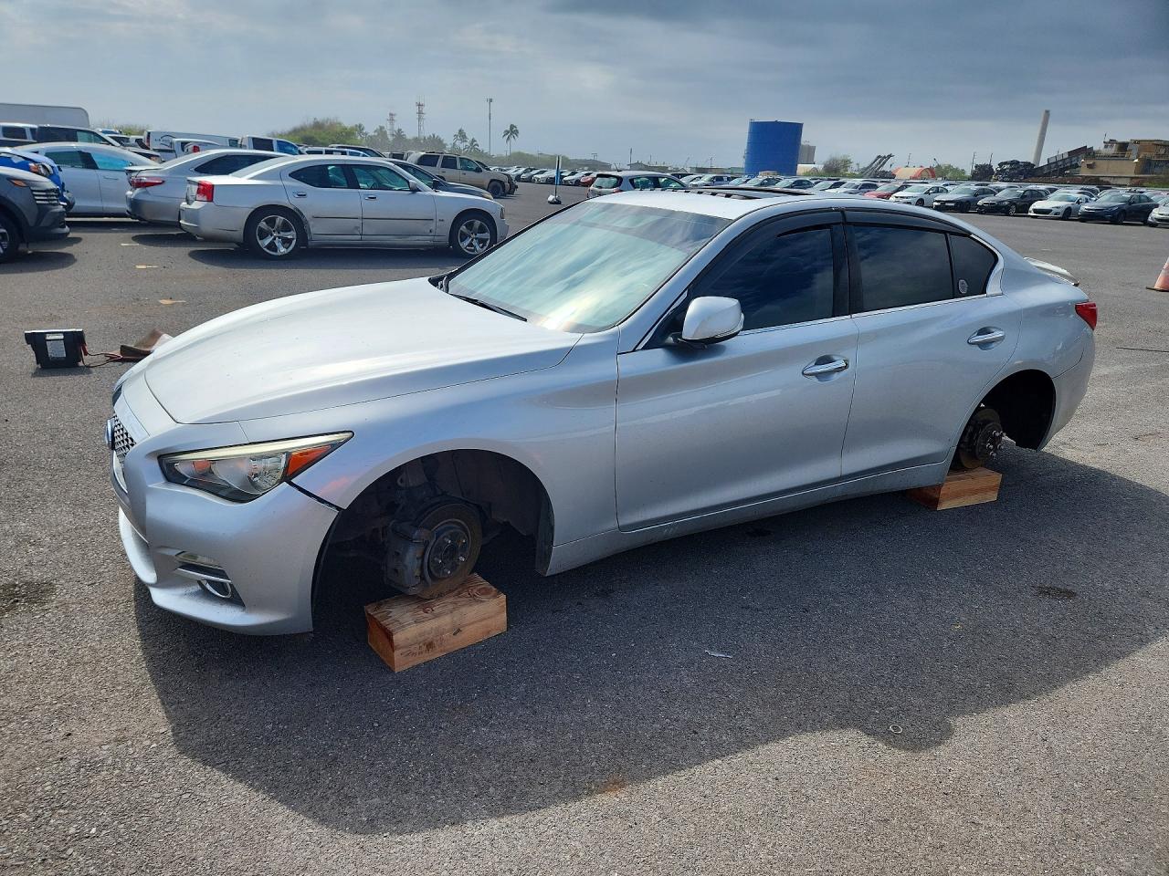 2014 Infiniti Q50 Premium, VIN JN1BV7AP1EM689158 — Вода / потоп