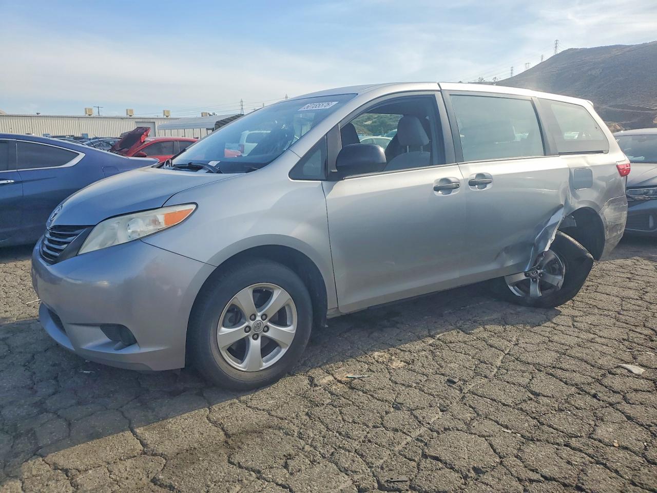 2017 Toyota Sienna L, VIN 5TDZZ3DC5HS868040 — Rear end