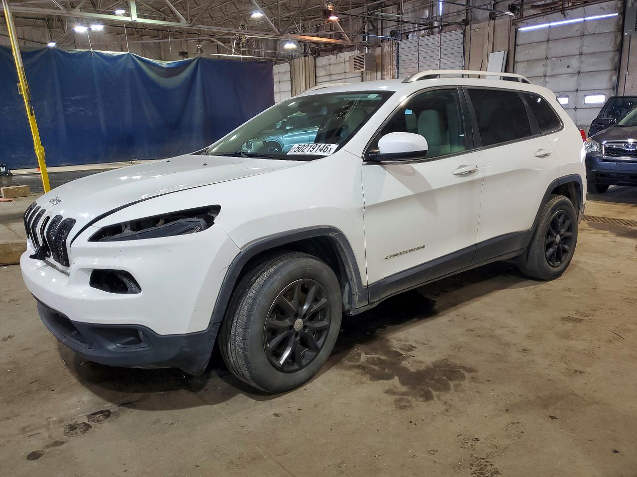 2016 Jeep Cherokee Latitude, VIN 1C4PJMCS7GW221232 — Front end