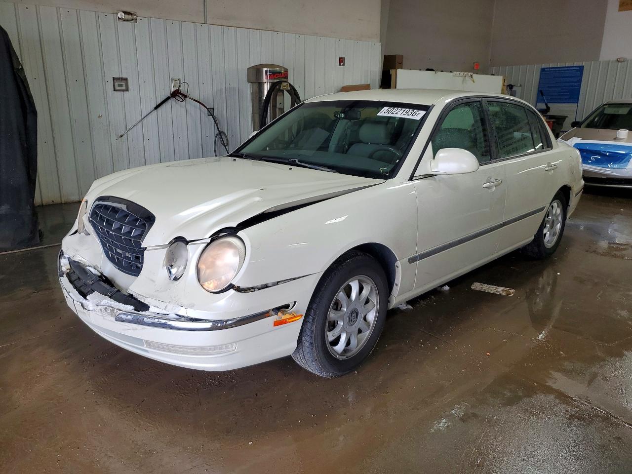 2004 Kia Amanti, VIN KNALD124045022478 — Front end