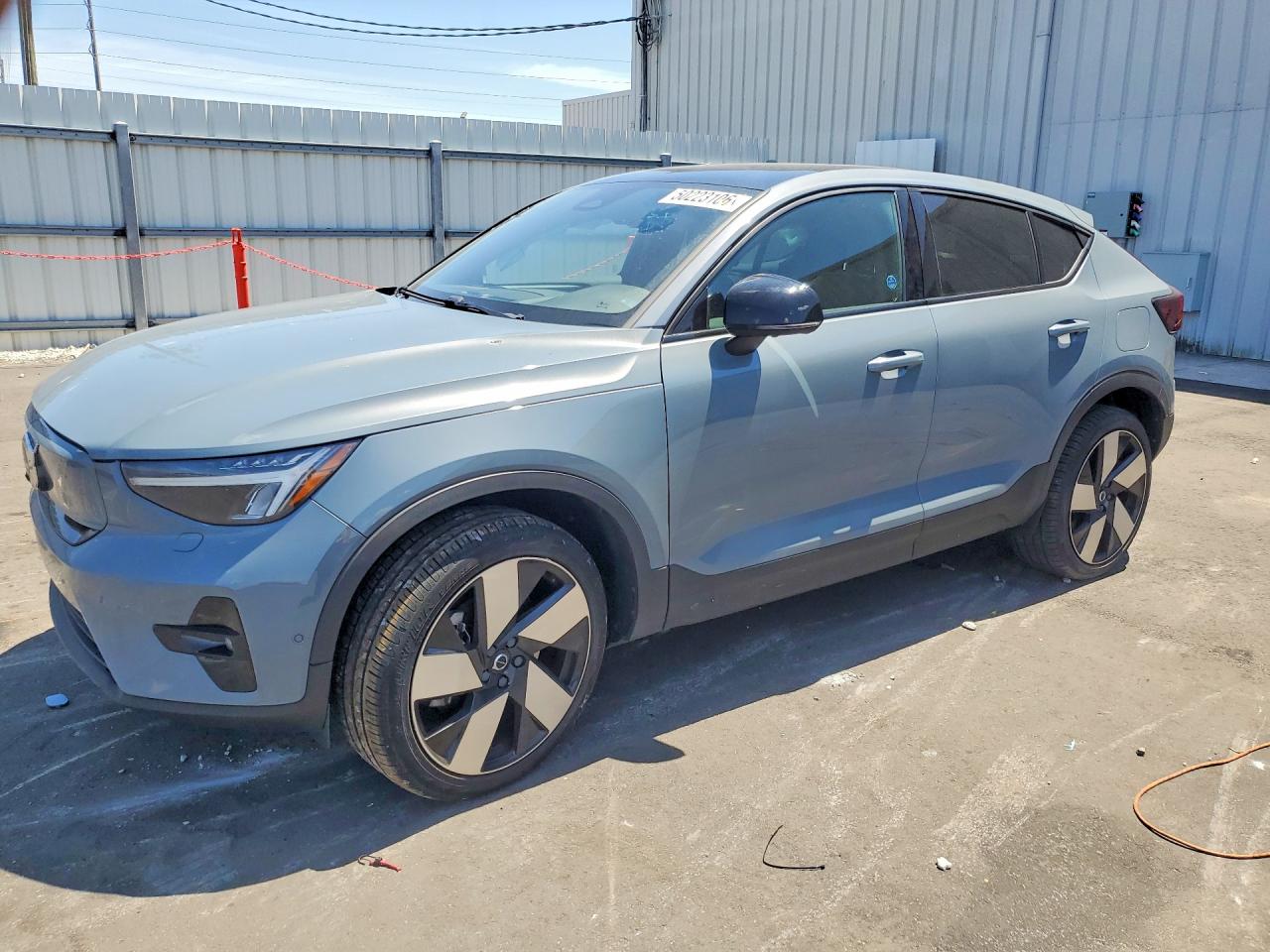2023 Volvo C40 Plus, VIN YV4ED3GL5P2063747 — Перед