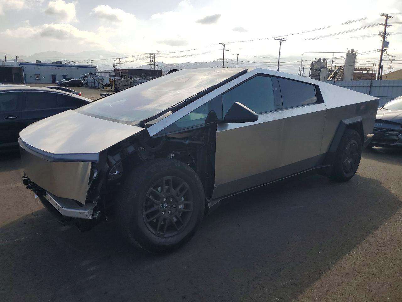 2024 Tesla Cybertruck, VIN 7G2CEHED5RA049423 — Front end