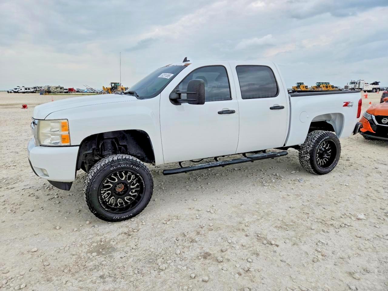 2011 Chevrolet Silverado 1500 LT, VIN 3GCPKSE37BG308353 — Normal wear
