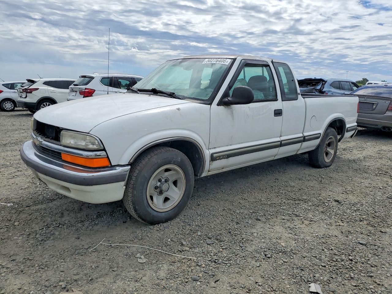 1998 Chevrolet S-10 LS, VIN 1GCCS1949WK237781 — Front end