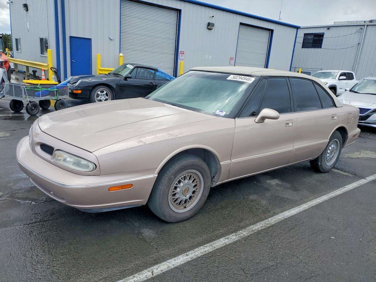 1999 Oldsmobile 88 LS, VIN 1G3HN52K7X4827366 — Мелкие вмятины и царапины
